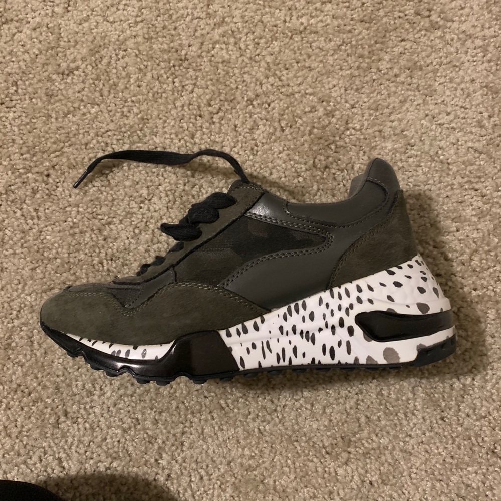 Women’s Steve Madden sneaker
